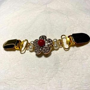Sweater clip w crystals, pearls & red bead #039